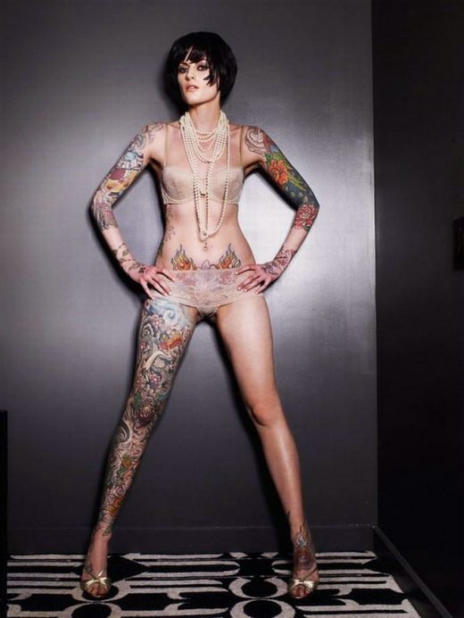 Femme nue au corps tatoué