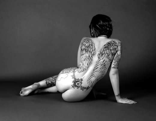 Jeune femme avec des tatouages